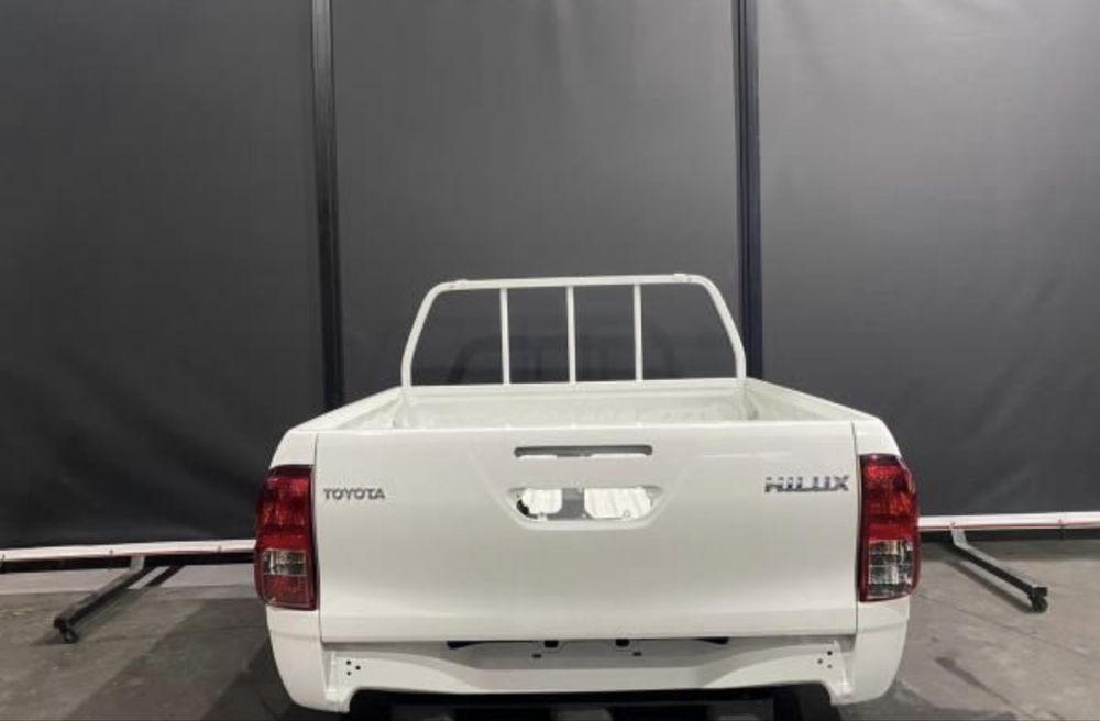 Vendo caixa de carga hilux como nova com parachoque