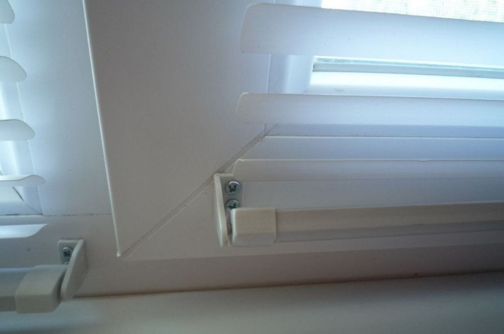 Горизонтальні пластикові жалюзі білі /світло-сірі/ 55 на 130/65 на 140