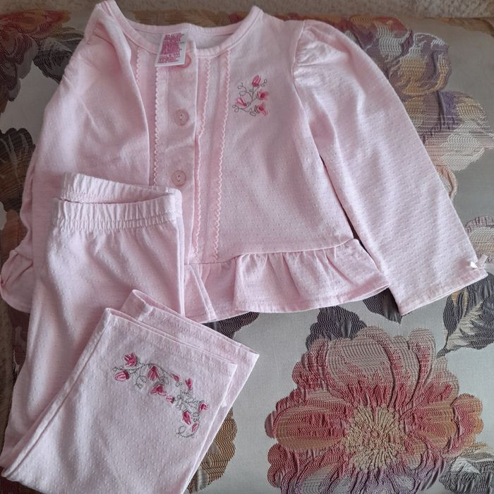 Піжамка на 6-9міс для дівчинки.чоловічки Carter's 24m