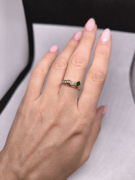 Кольцо золотое с изумрудом и бриллиантами. 2.49