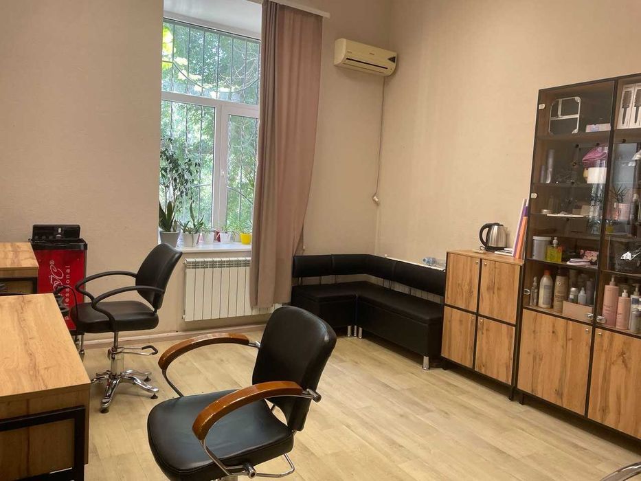 Продаж офісного приміщення 155 кв.м. на 2 поверсі по вул. Небесної Сотні 4