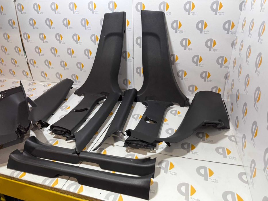 Plásticos Interiores colunas e mala Toyota Aygo X 2022