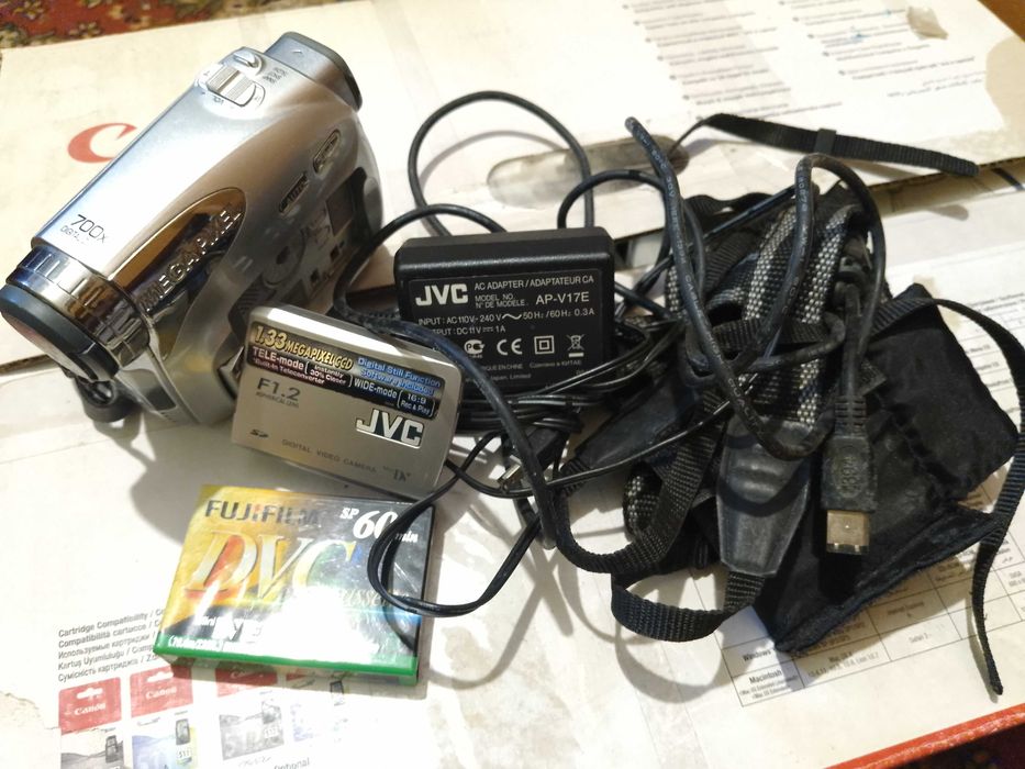 Відеокамера на касетах JVC