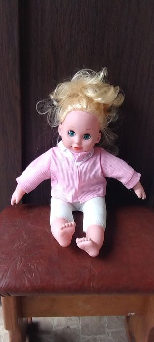 Лялька розмовляюча, плачуча.