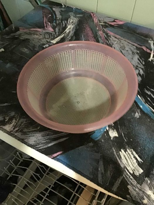 escorredor de massa rosa