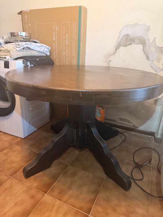 Mesa redonda em madeira maciça