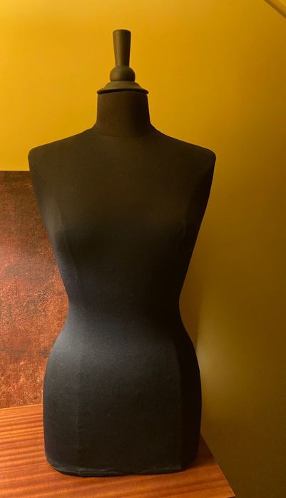 Manequim forrado com malha de seda preta