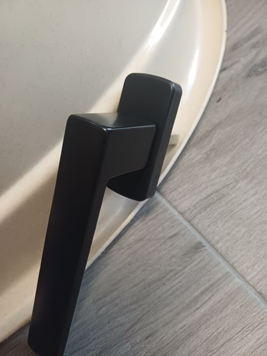 Klamki do okien czarne