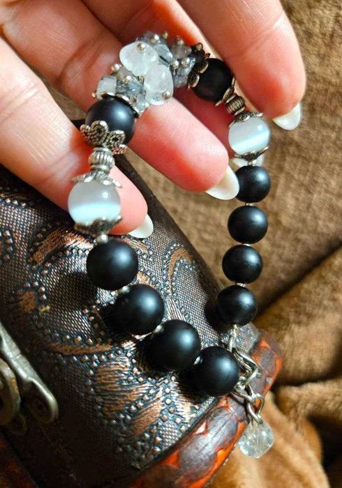 Браслет с натуральными камнями и декоративной фурнитурой