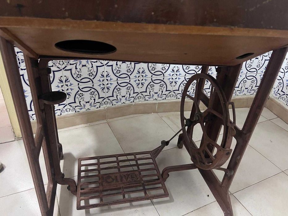 Máquina de Costura Antiga Oliva CL 45 com Móvel
