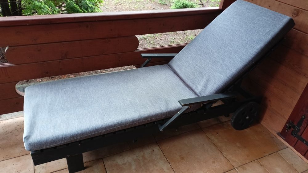 Duży leżak modrzewiowy na kółkach