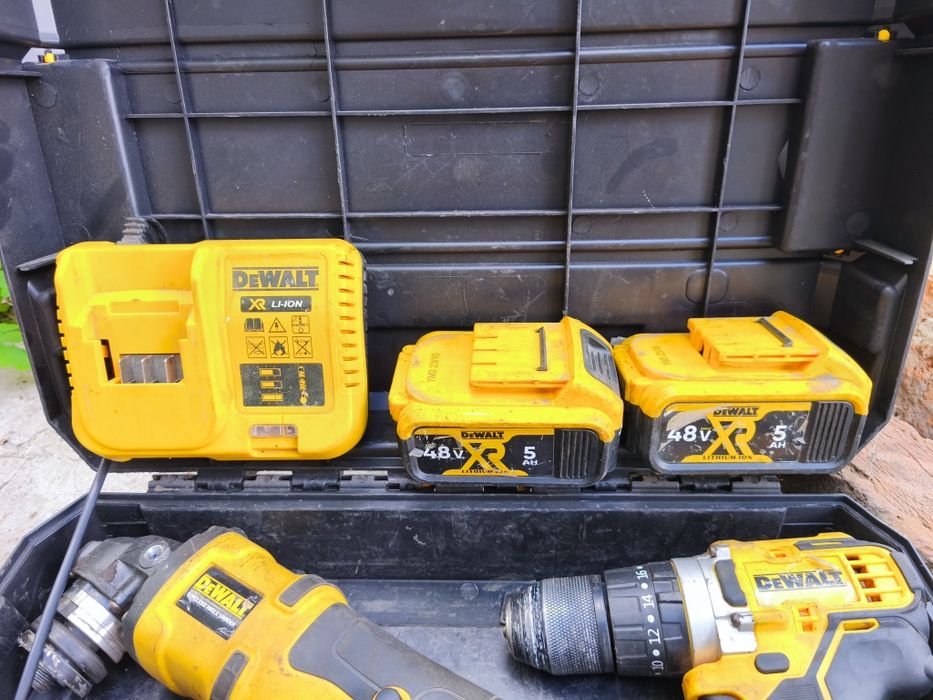 Б/У Набор аккумуляторного инструмента 4в1 в стиле  DeWalt гайковёрт,болгарка, шуруповёрт. 2 АКБ + зарядная станция