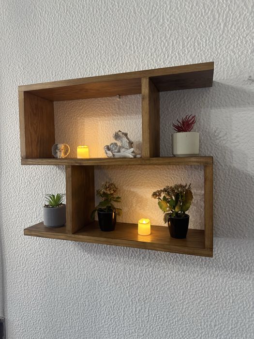 Prateleira de madeira artesanal com design moderno