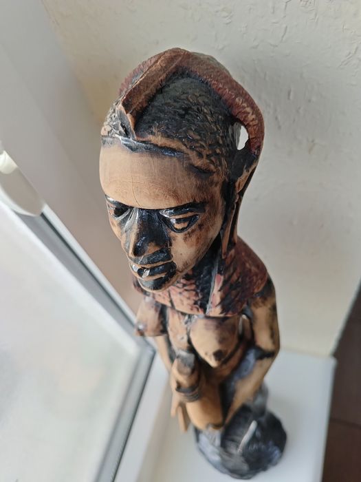 Stara afrykańska rzeźba z drewna kobieta akt pracująca z wodą i dużymi