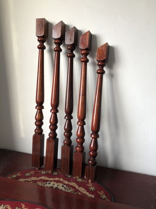 Сходи з червоного дерева