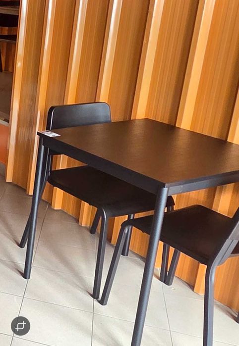 Conjunto mesa e cadeira