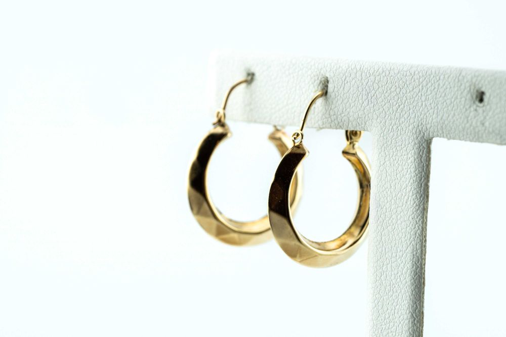 Ładne klasyczne kolczyki kółka na zamkniętym biglu złoto 375