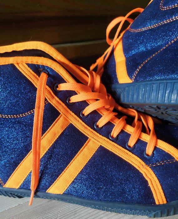 Trampki, buty sportowe za kostkę.