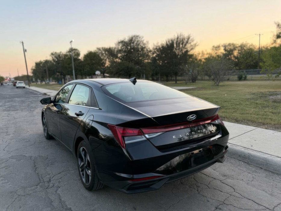 Hyundai Elantra Limited      2022