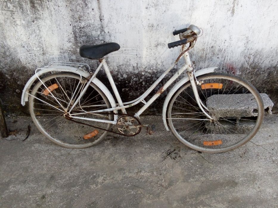 Várias bicicletas para restauro