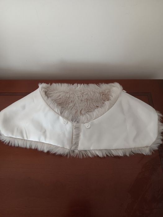 Gola branca de pelo sintetico .