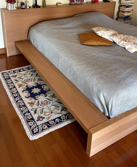 Cama de casal de madeira com cabeceira