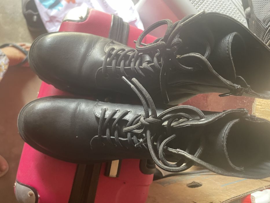 Bota preta por 20 tenis rosa 5 eros rasteirinha 5 eros