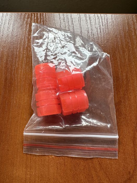 Nakrętki, kapturki fluorescencyjne na wentyle