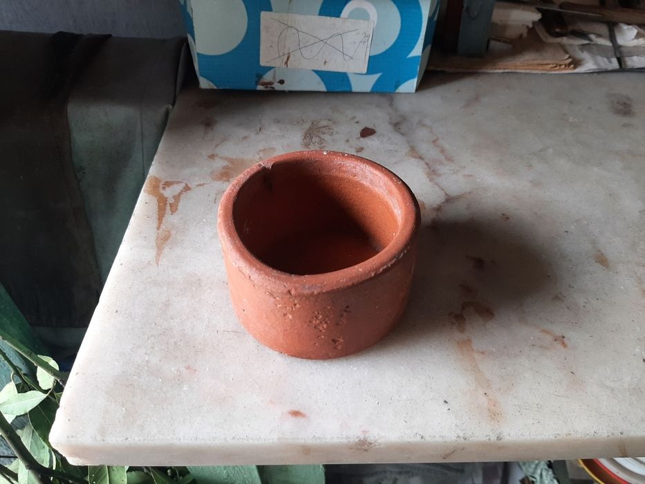 Pequeno pote em barro.