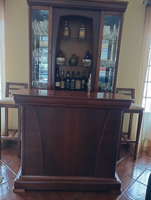 Bar cerejeira com 2 bancos