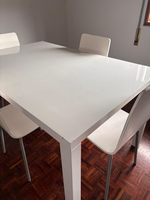 Mesa com 4 cadeiras