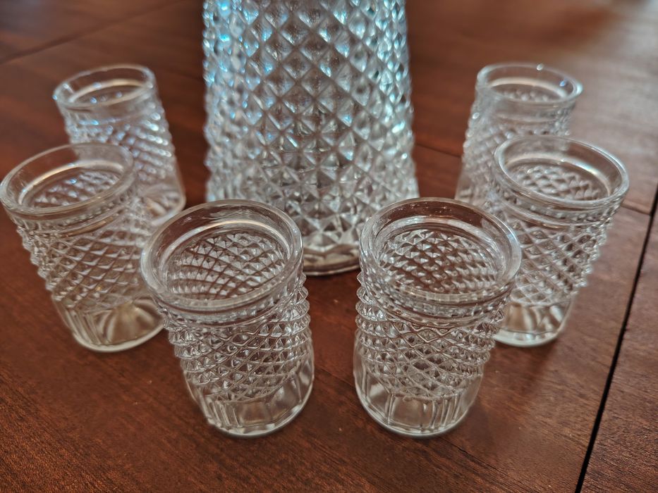 Garrafa de Vidro para Licores e 6 Copos