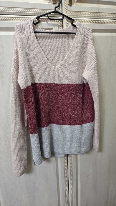 Sweter szaro-brązowo-kremowy że srebrna nitką