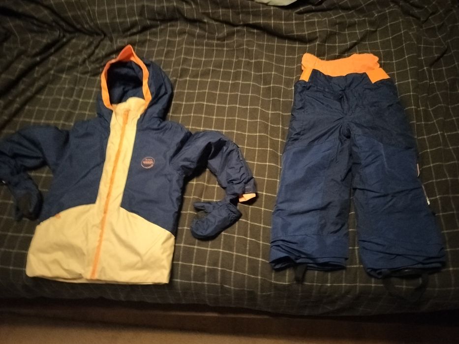 Vendo fato ajustável dos 4 aos 6anos de criança com luvas