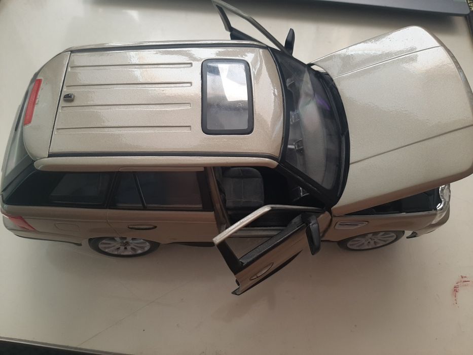 Продам модель range rover 1/18 burago