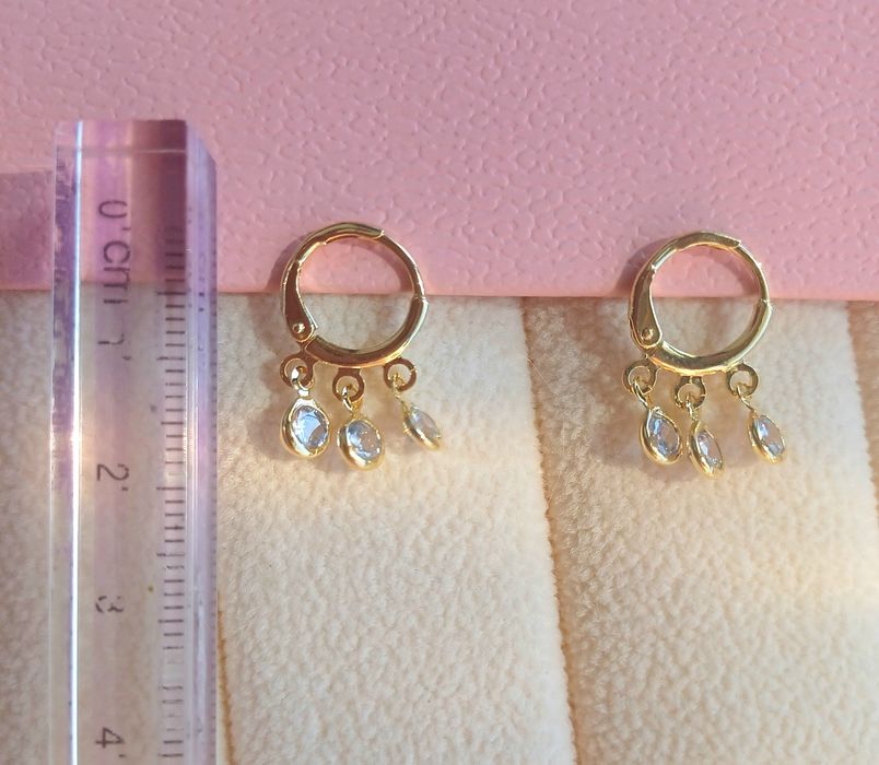Brinco delicado com 3 zirconias banhada a ouro com fecho prático