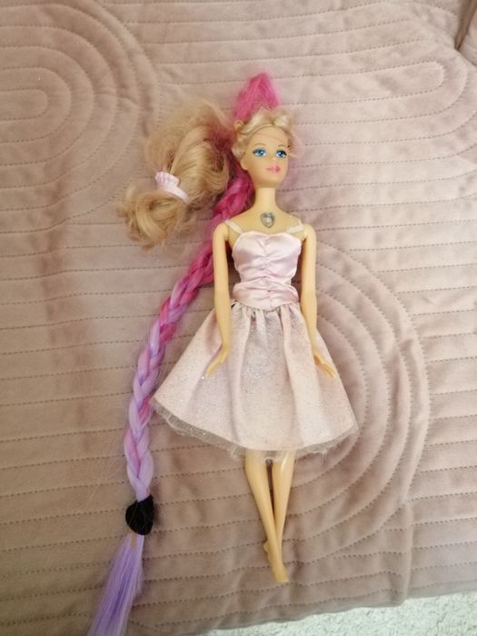 Lalki Barbie z akcesoriami.
