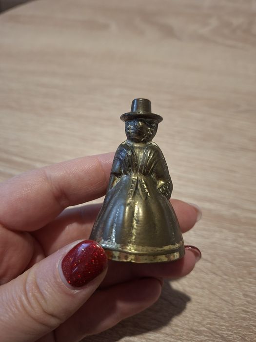 Dzwonek mosiężny kobieta w kapeluszu mała