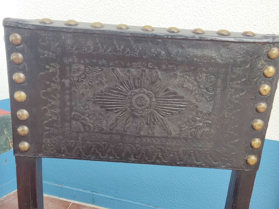 Cadeira antiga, em couro Sec.XVII