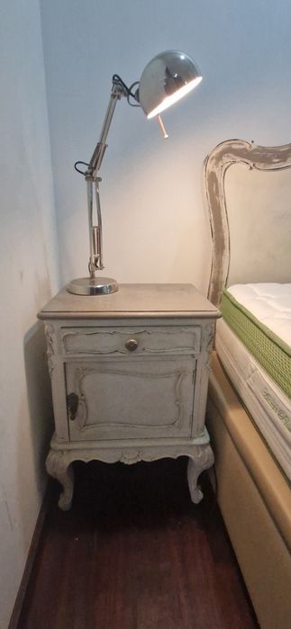 Cama com arrumação + colchão e 2 estantes de brinde