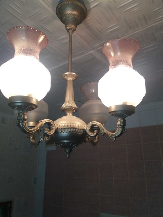 Люстра в гарному стані.