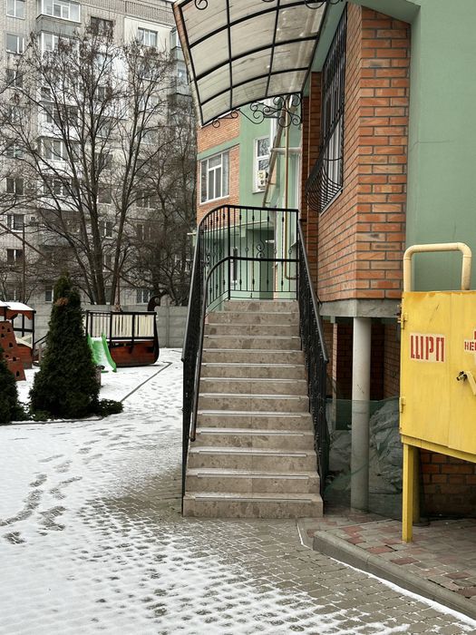 Продаж комерційного приміщення 85 метрів (1поверх+цоколь) центр міста
