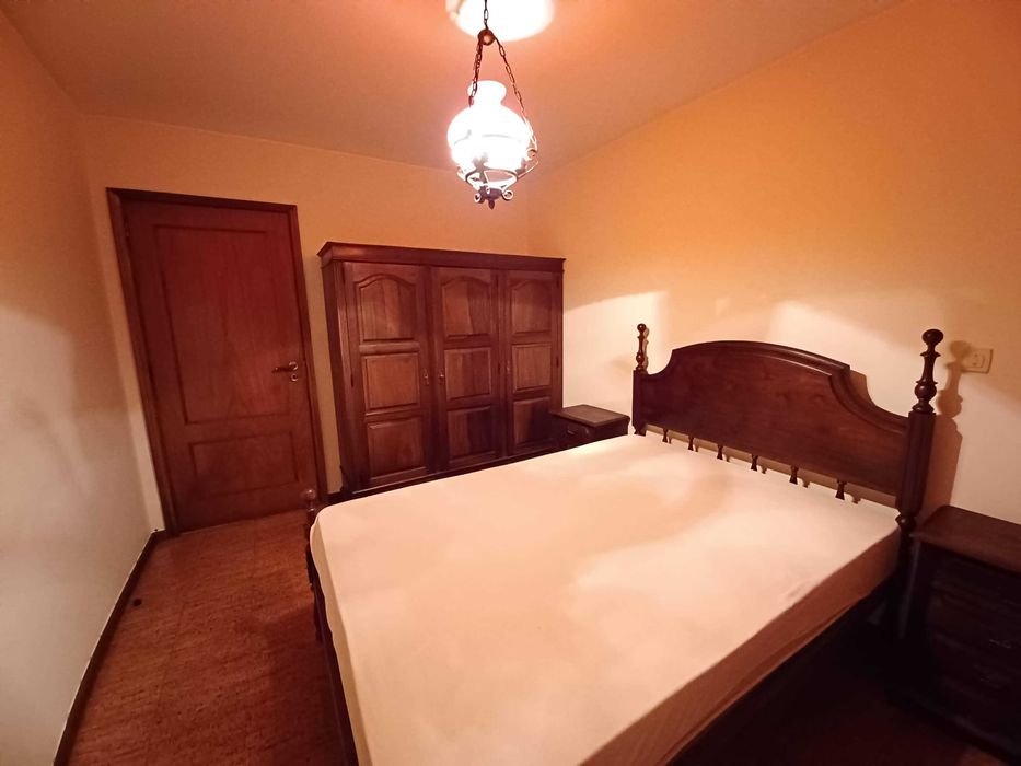 Mobília de quarto em madeira maçica