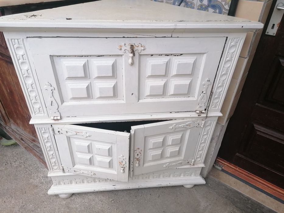 Móvel antigo de canto