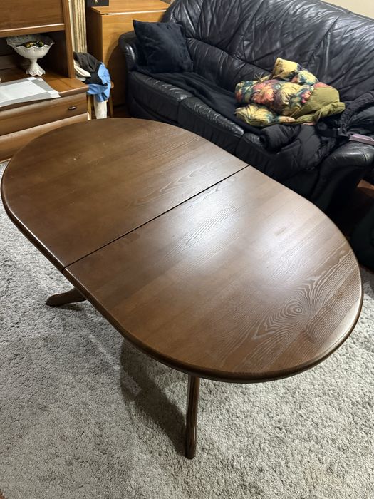 Стіл зі стільцями