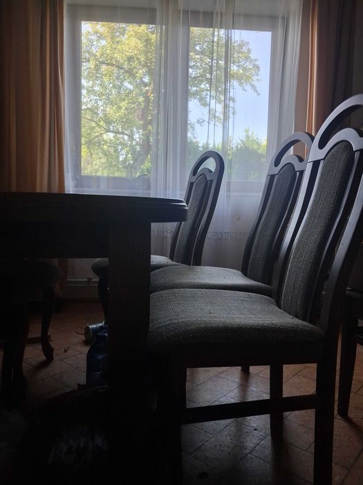 Stół rozkładany z krzesłami