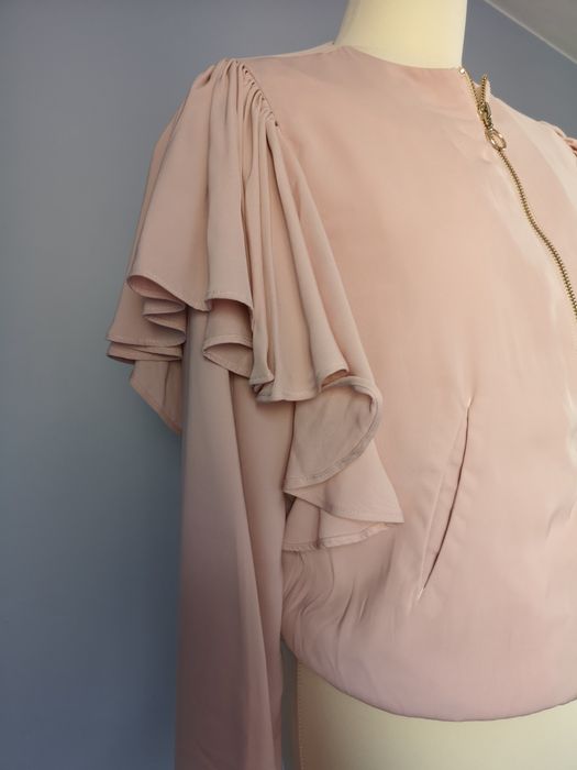 Pudrowa kurtka z falbanką