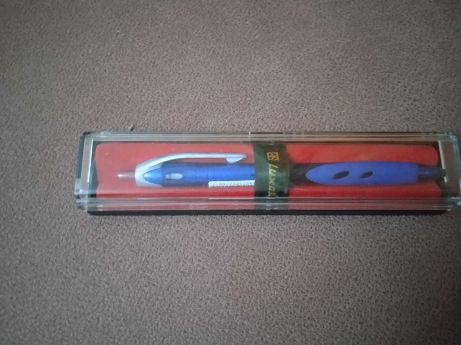 Ручка у футлярі нова