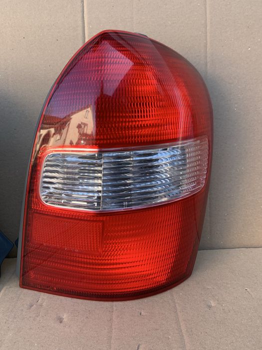 Стоп ліхтар фонар правий Mazda 323 мазда хечбек