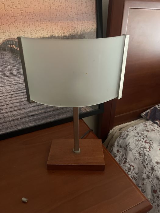 Candeeiro de teto e mesa de cabeceira